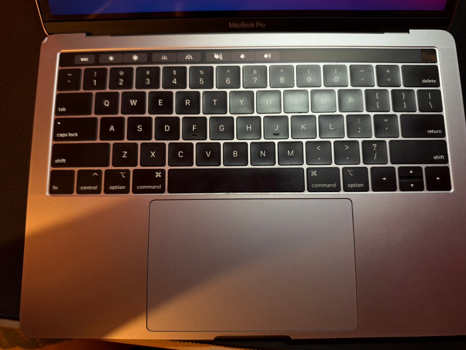 Foto 7 van MacBook Pro 13” 2018 i5 8GB 256GB + Oplader + Magic Mouse
