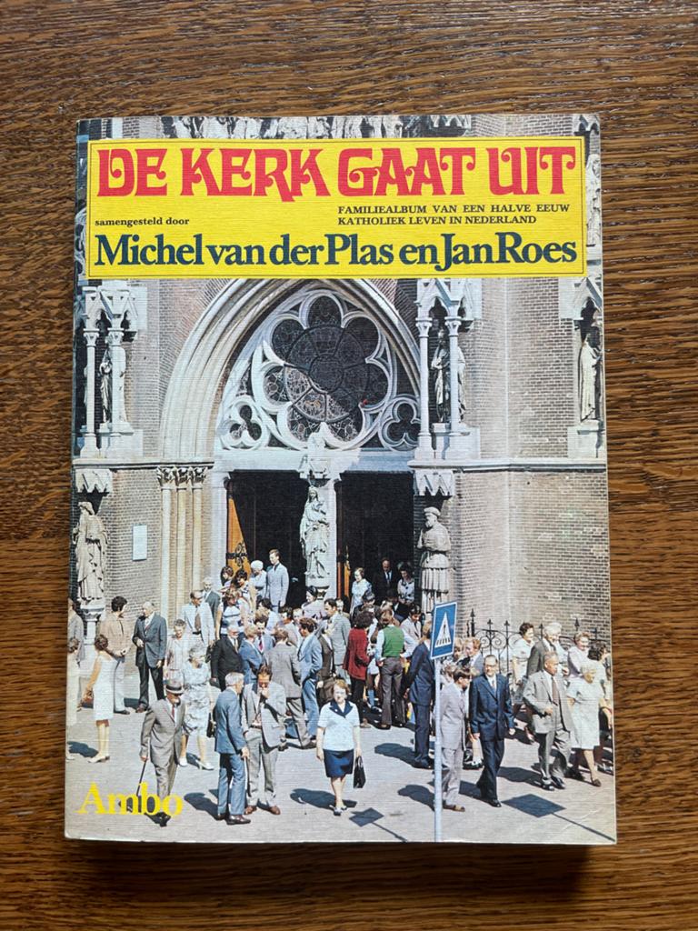 De Kerk Gaat Uit - Familiealbum Katholiek Leven, Ophalen of Verzenden, Gelezen, Christendom | Katholiek