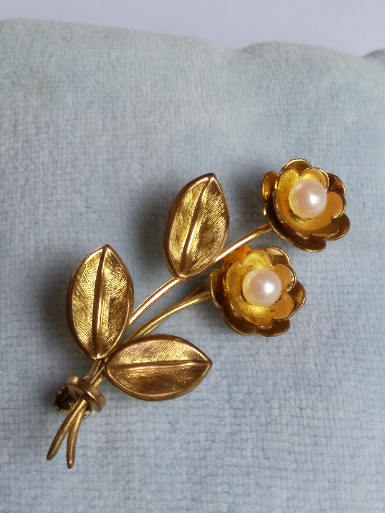 BROCHE 5,3 cm, 14k verguld, Boeketje met 2 Cultive-Parels, Sieraden, Tassen en Uiterlijk, Antieke sieraden, Ophalen of Verzenden