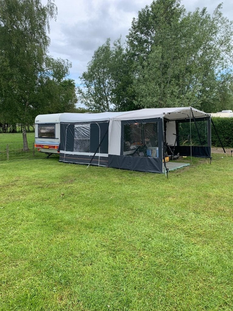 Hobby Classic 470 caravan met voortent, luifel en inboedel!, Vast bed, Standaardzit, Hobby, Luifel