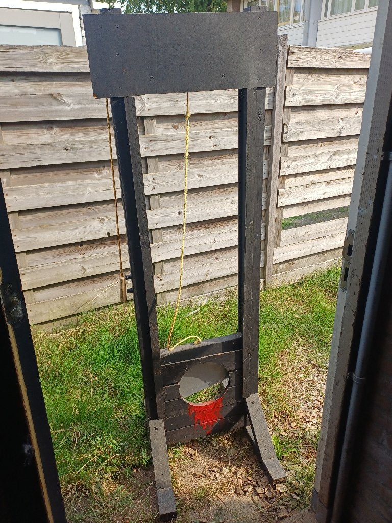 Guillotine / Prop / Rekwisiet / Halloween / versiering, Ophalen, Gebruikt, Versiering, Halloween of Griezel