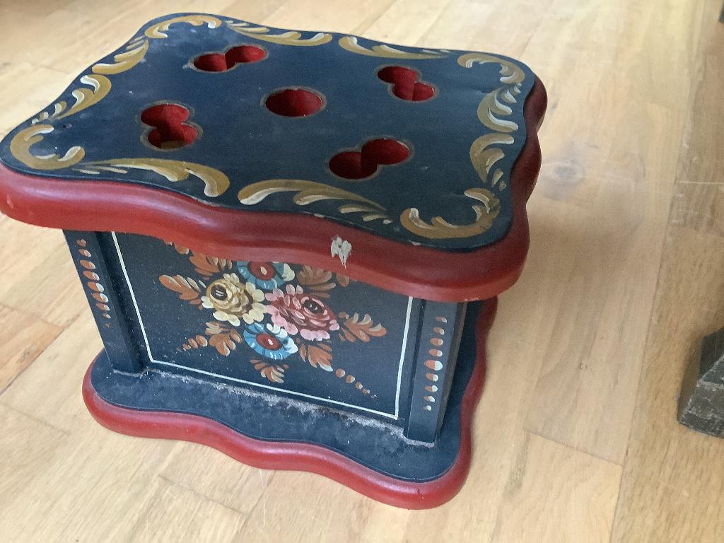 Houten stoof, voetenwarmer met Hindeloper bloemmotieven, Ophalen