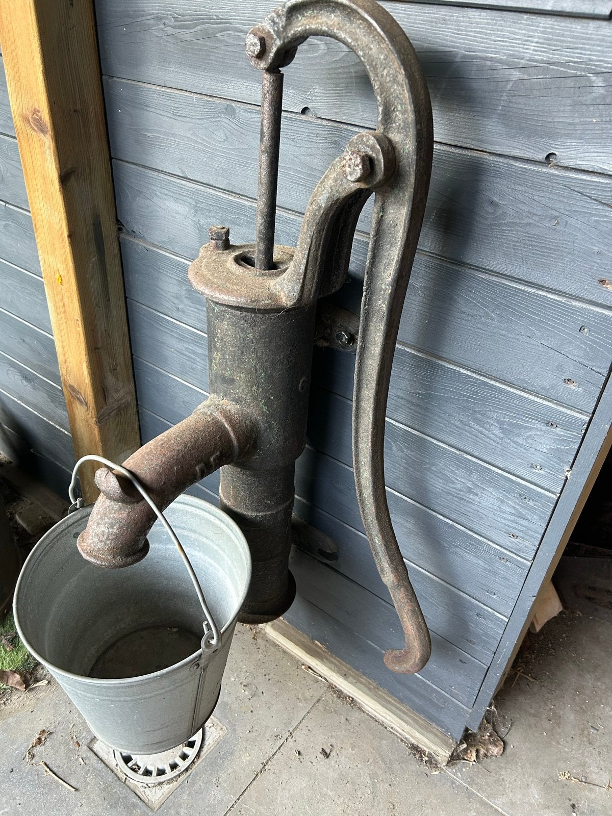 Antieke handwaterpomp van gietijzer met emmer, Ophalen, Gebruikt, Handmatig, Overige typen