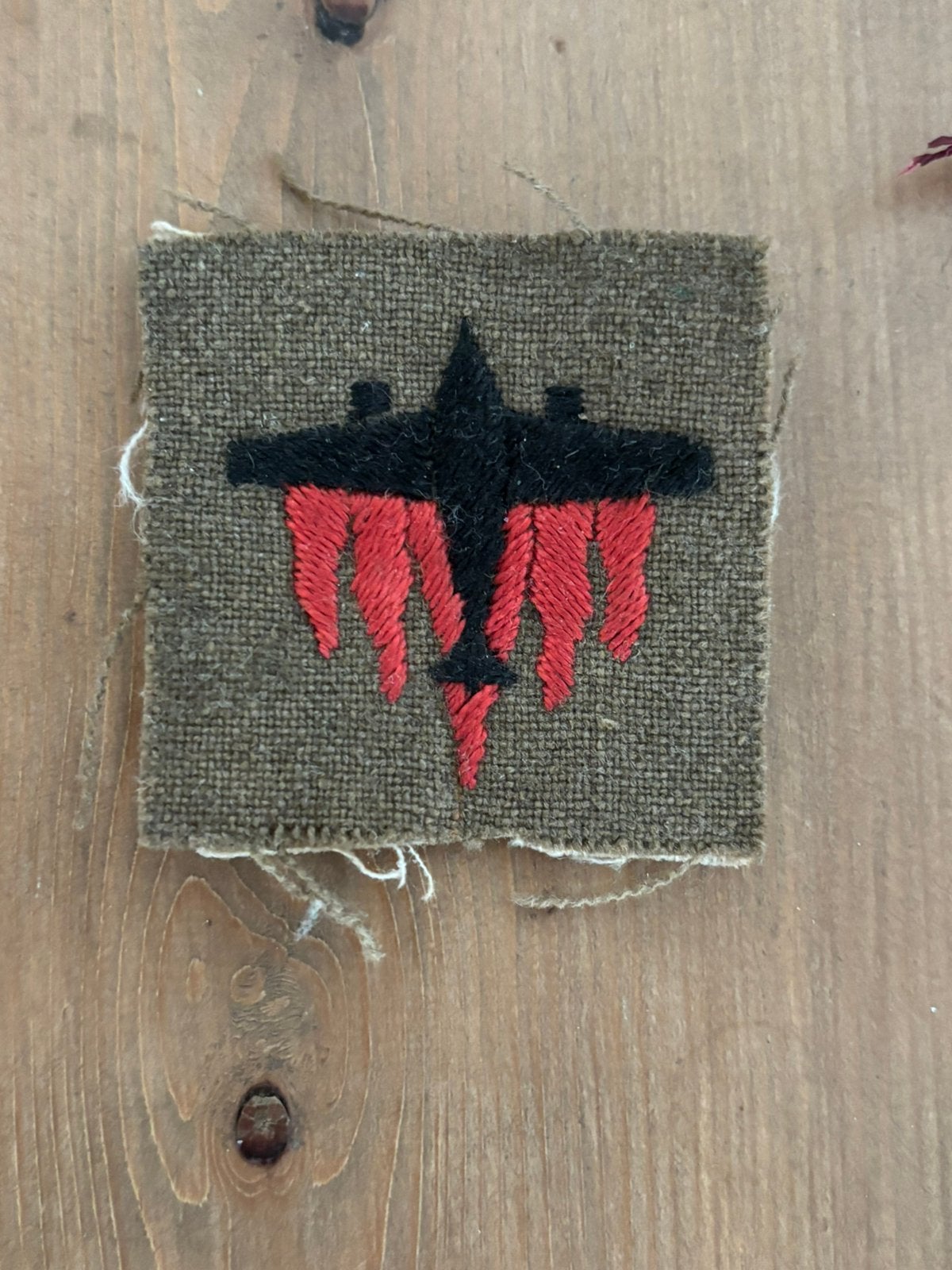 Zeldzame Britse WO2 badge AA 5th Anti-Aircraft Division, Verzamelen, Ophalen of Verzenden, Engeland, Embleem of Badge