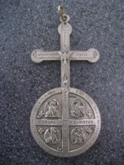 kruisbeeld met europa-medaille, Ophalen of Verzenden