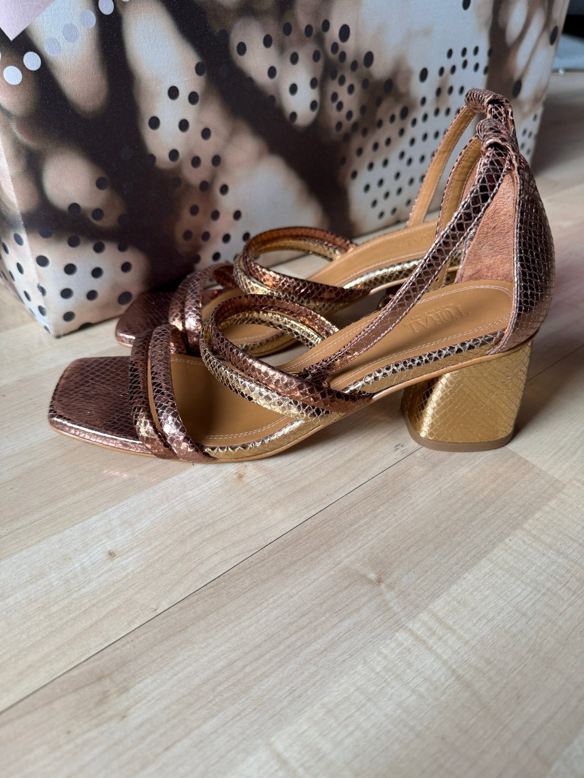 Toral Sandalen met Hak - Brons/Goud Slangenprint, Kleding | Dames, Schoenen, Ophalen of Verzenden, Zo goed als nieuw, Overige kleuren