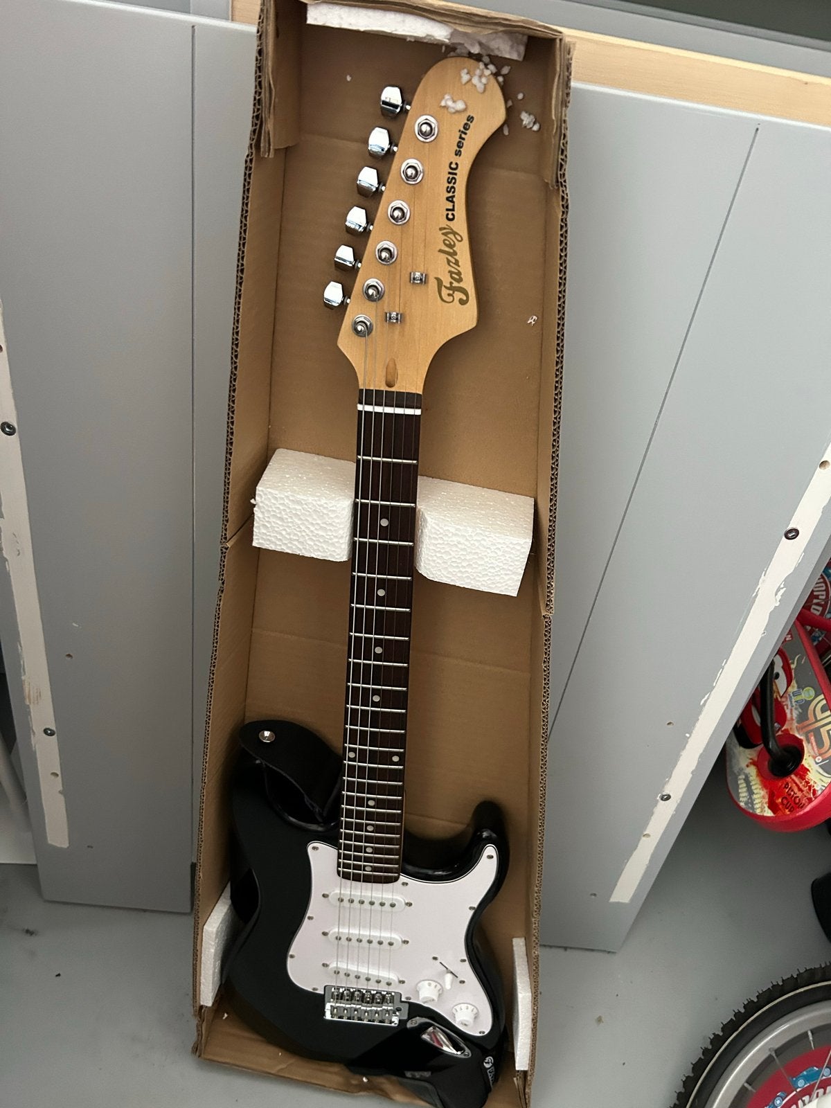 Kinder gitaar met versterker - Fazley Classic Series, Met versterker, Zo goed als nieuw, Solid body, Ophalen