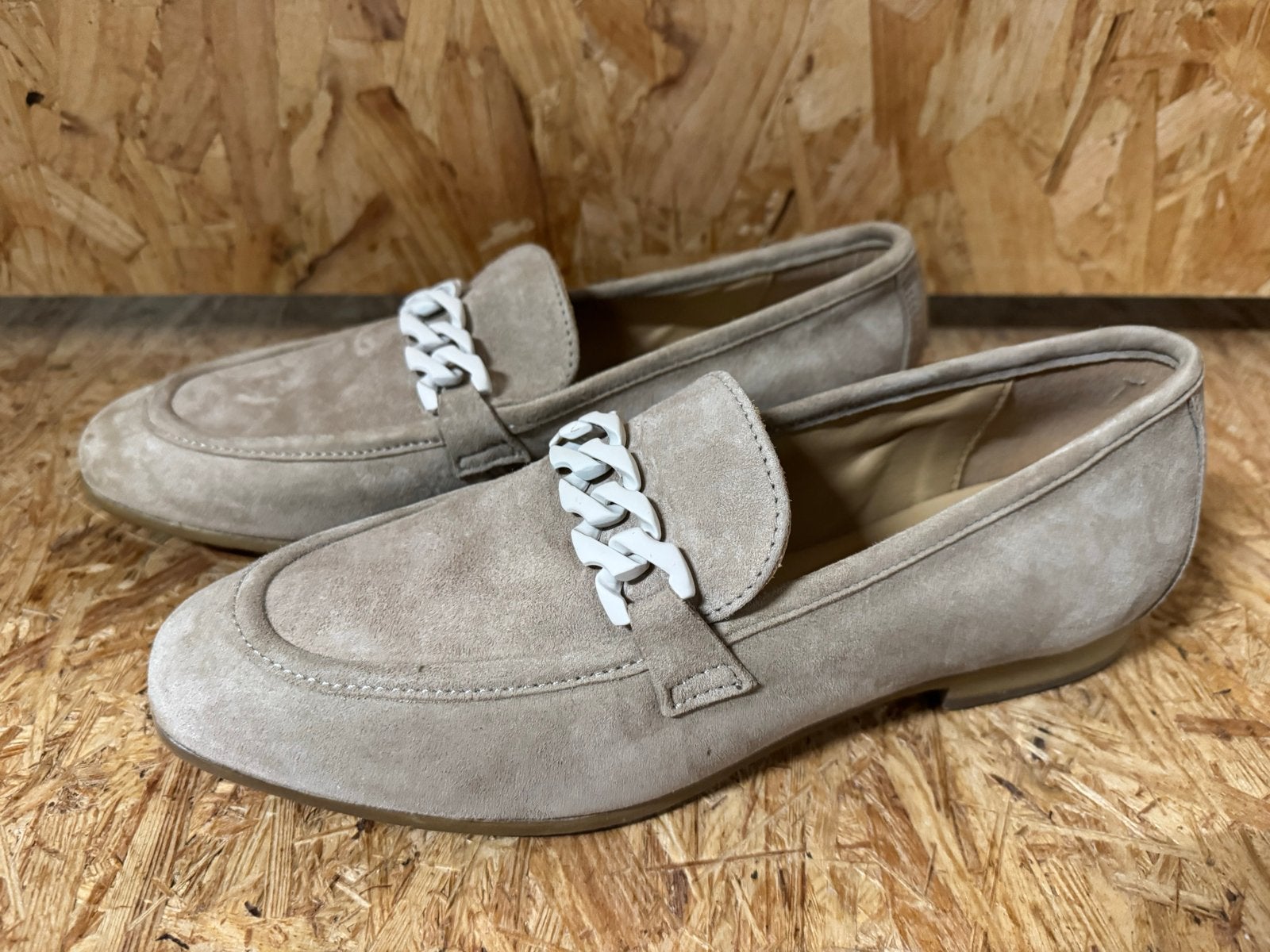 Beige suède instappers met kettingdetail - Maat 41, Kleding | Dames, Ophalen of Verzenden, Zo goed als nieuw, Instappers, Beige