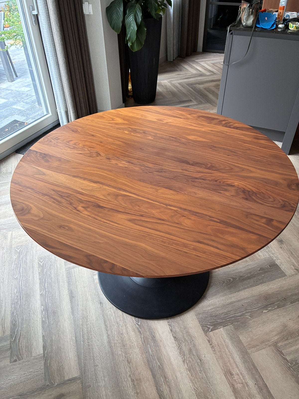 Leolux Columna ronde eettafel notenhout, Huis en Inrichting, Tafels | Eettafels, Ophalen, Zo goed als nieuw, Rond, 100 tot 150 cm