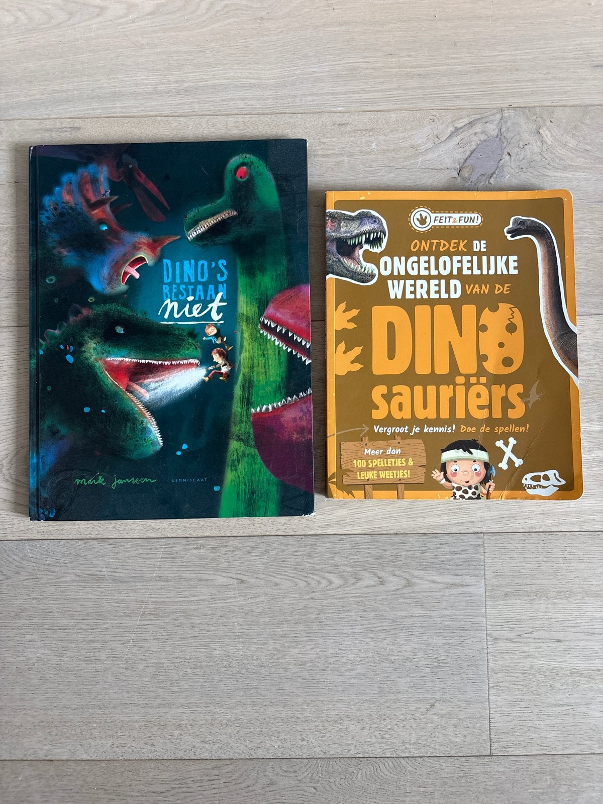 Dino boeken set: 'Dino's Bestaan Niet' & 'Ontdek de Wereld v, Ophalen of Verzenden, Zo goed als nieuw, Non-fictie
