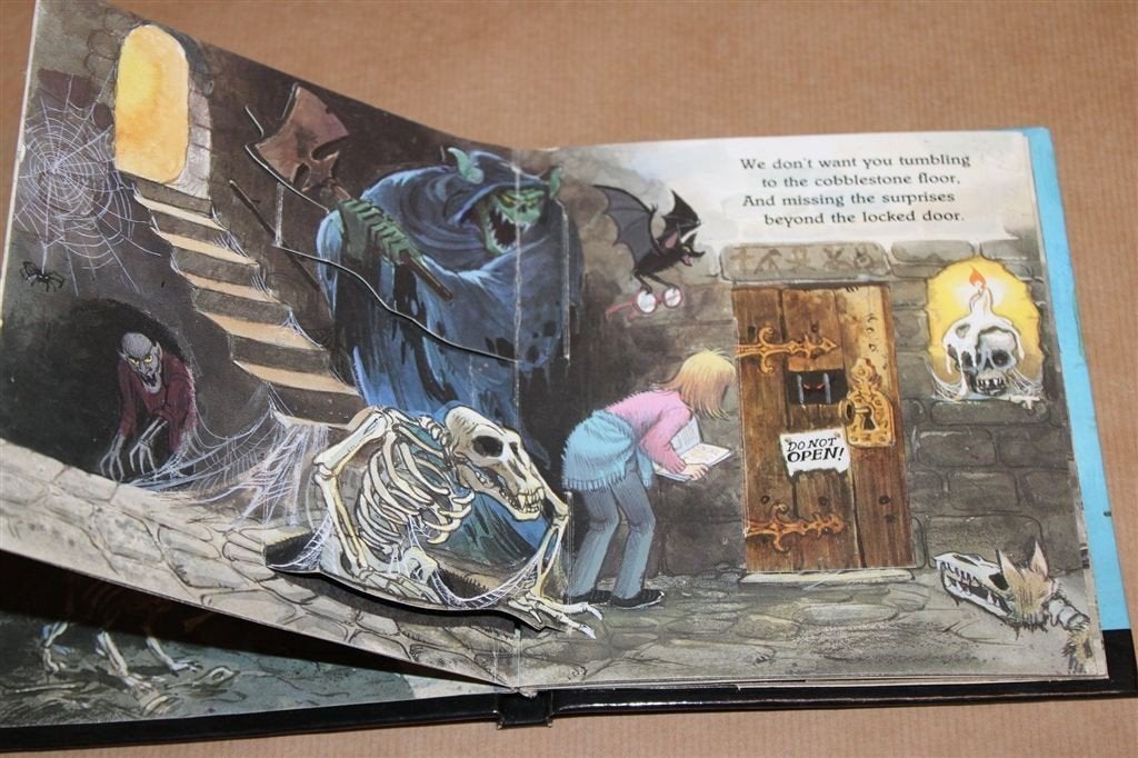 In the Deep Dark Dungeon — Pop-up Boek met Monsters, Ophalen of Verzenden, Gelezen