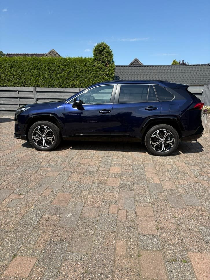 Toyota Rav4 2.5 Plug-in hybrid limited edition 2025 Blauw, Auto's, Automaat, 4 cilinders, Blauw, Leder en Stof