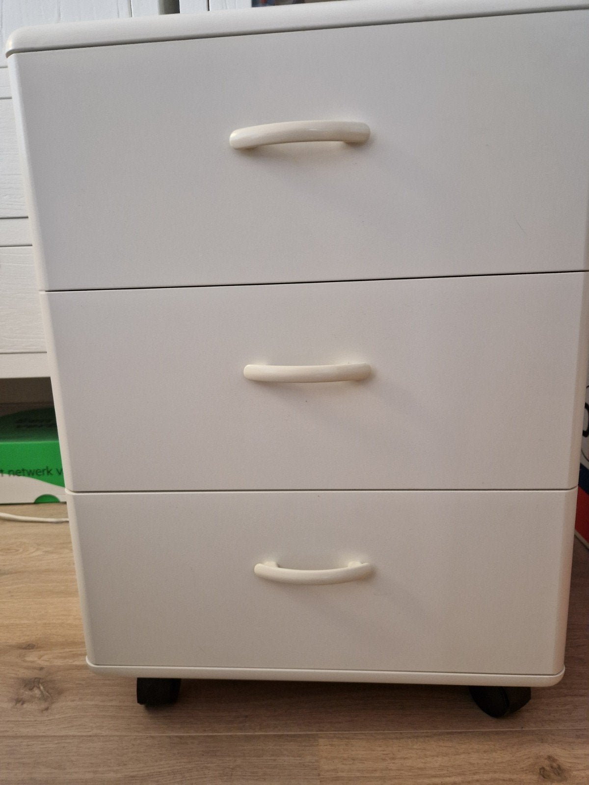 Witte nachtkast op wieltjes, 56x39x37 cm, Huis en Inrichting, Ophalen, Gebruikt, Minder dan 45 cm, 55 tot 70 cm