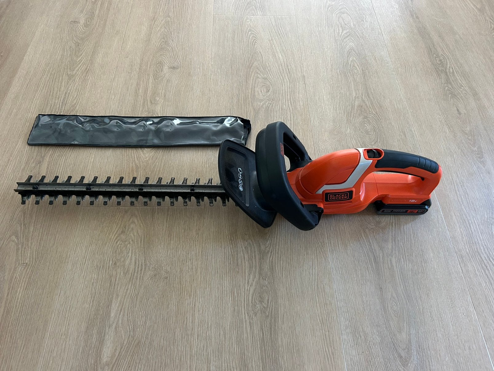 Black & Decker GTC1845L Heggenschaar incl accu en oplader, Ophalen, Zo goed als nieuw, Accu