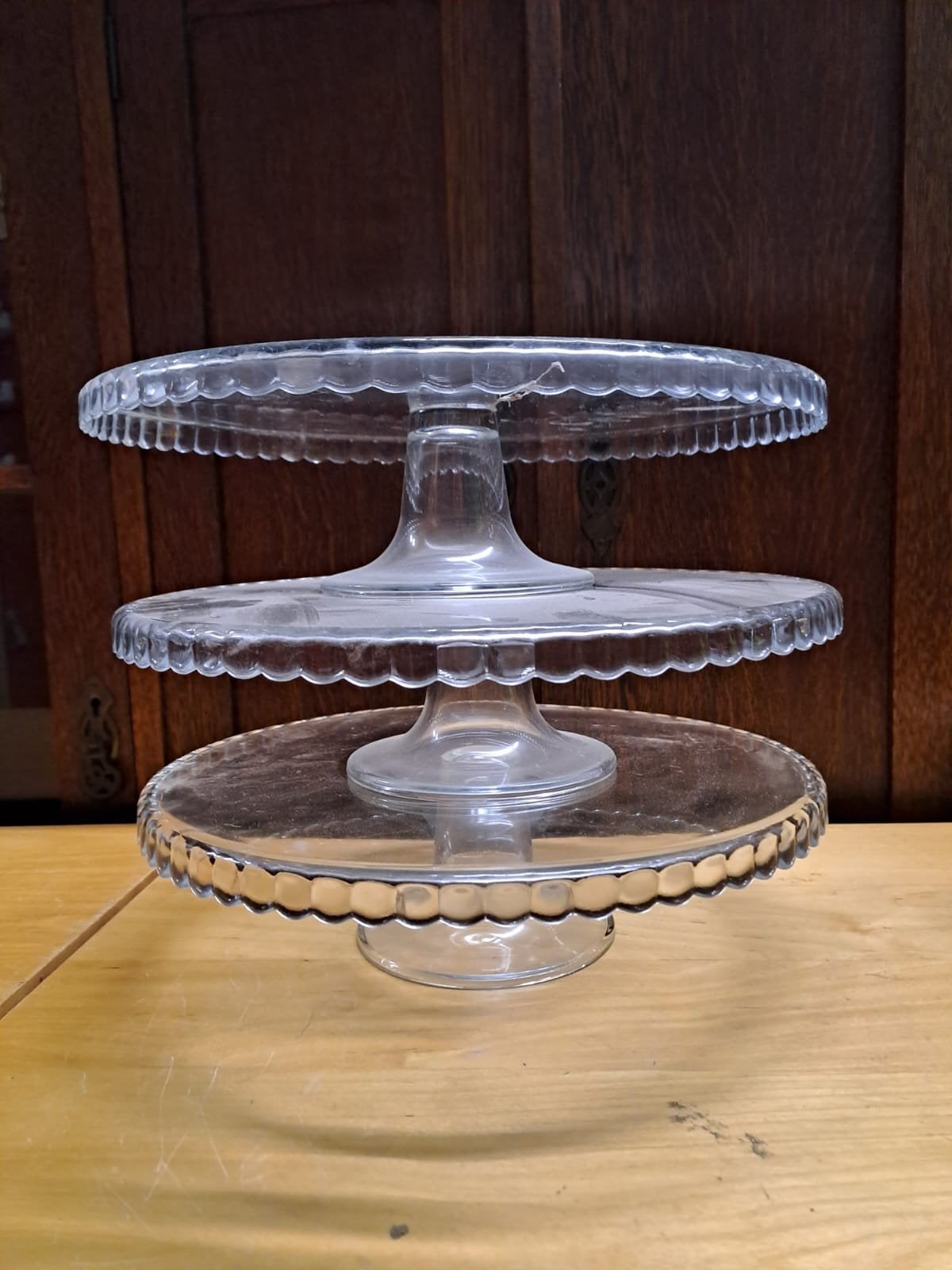 drie glazen taartplateaus Schulp randje onderaan 32 cm doors, Ophalen of Verzenden