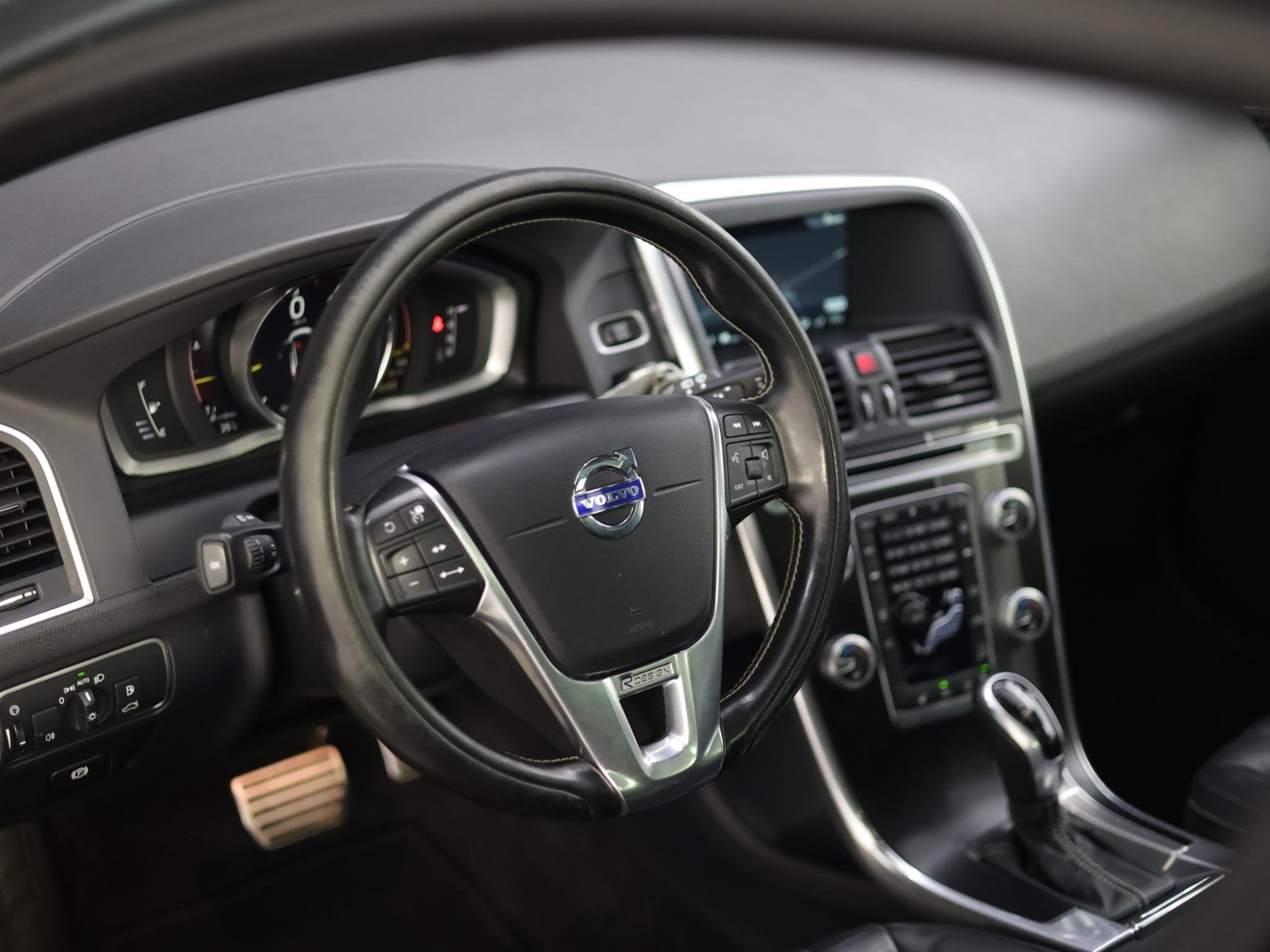 Volvo XC60 2.4 D5 R-Design | Trekhaak | Schuifdak, Automaat, Gebruikt, Euro 6, 197 €/maand
