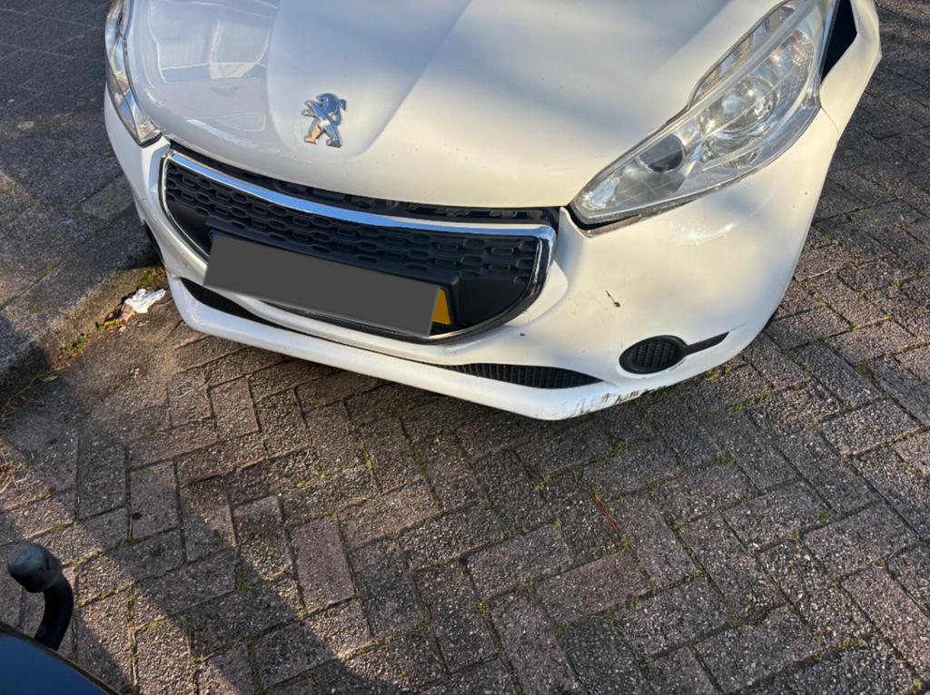 Peugeot 208 voorbumper 2014 - schade en scheur, Auto-onderdelen, Carrosserie en Plaatwerk, Gebruikt, Voor, Ophalen of Verzenden