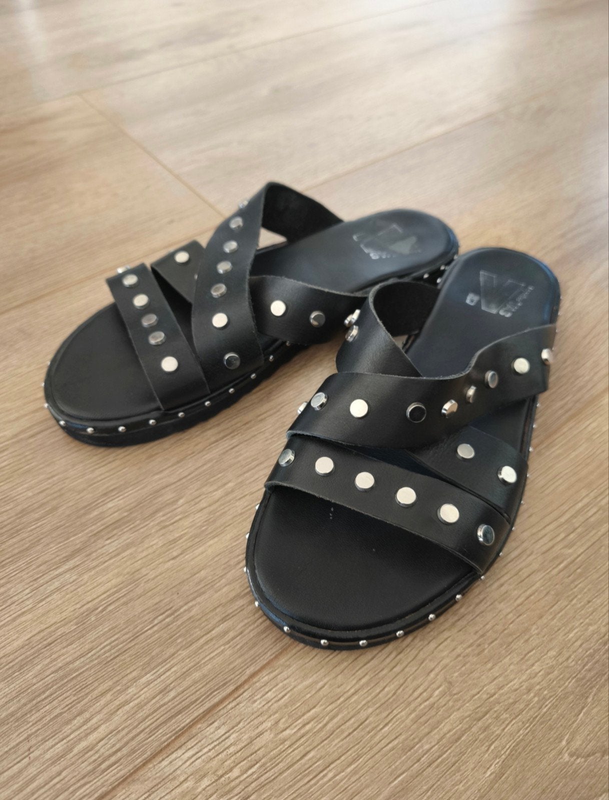 VAS - Zwart leren slippers met studs - mt 36, Kleding | Dames, Schoenen, Slippers, Zwart, Gedragen, Verzenden