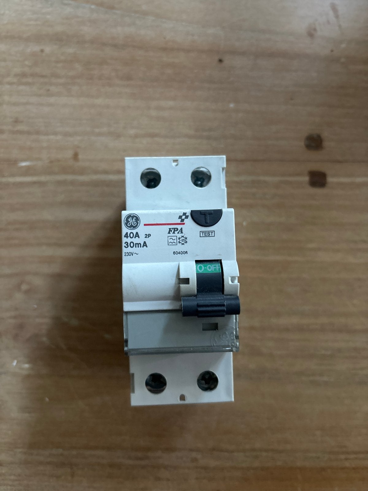 GE FPA Aardlekschakelaar 40A 2P 30mA 230V, Doe-het-zelf en Verbouw, Elektra en Kabels, Ophalen of Verzenden, Gebruikt, Schakelaar