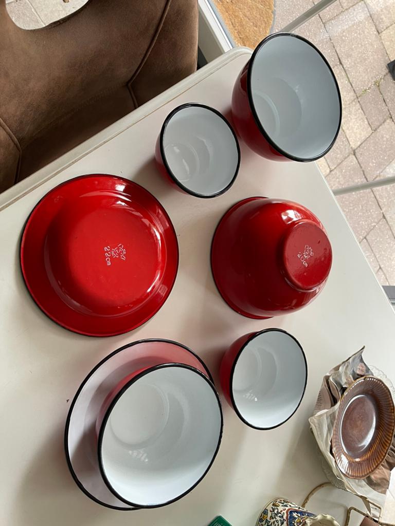 Hele set rood met wit emaille kommetjes bordjes en theepot, Ophalen of Verzenden