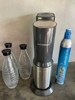 SodaStream incl. 2 cilinders (1 nieuw) en 3 glazen flessen, Witgoed en Apparatuur, Bruiswatermachines, Ophalen of Verzenden, Gebruikt