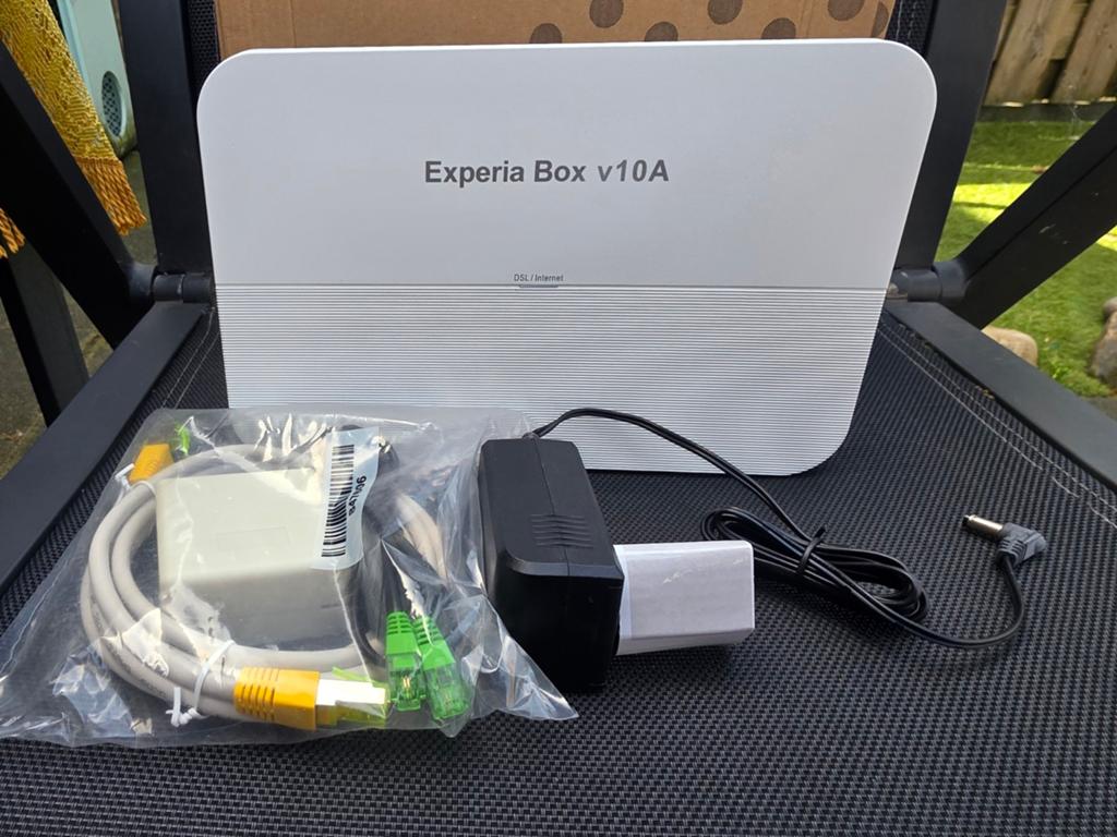 KPN Experia Box v10A Router/Modem - Zo goed als nieuw, Computers en Software, Routers en Modems, Ophalen of Verzenden, Zo goed als nieuw