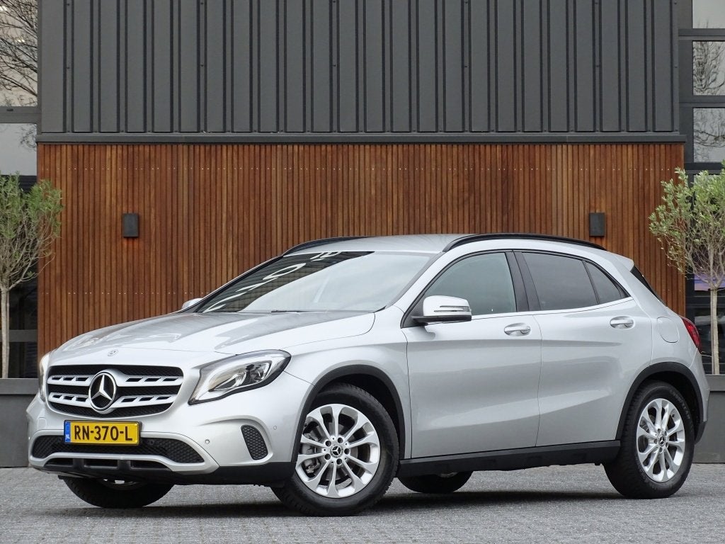 Mercedes-Benz GLA 180D 109PK automaat / LED / Apple CarPlay, Automaat, Gebruikt, 4 cilinders, Leder en Stof