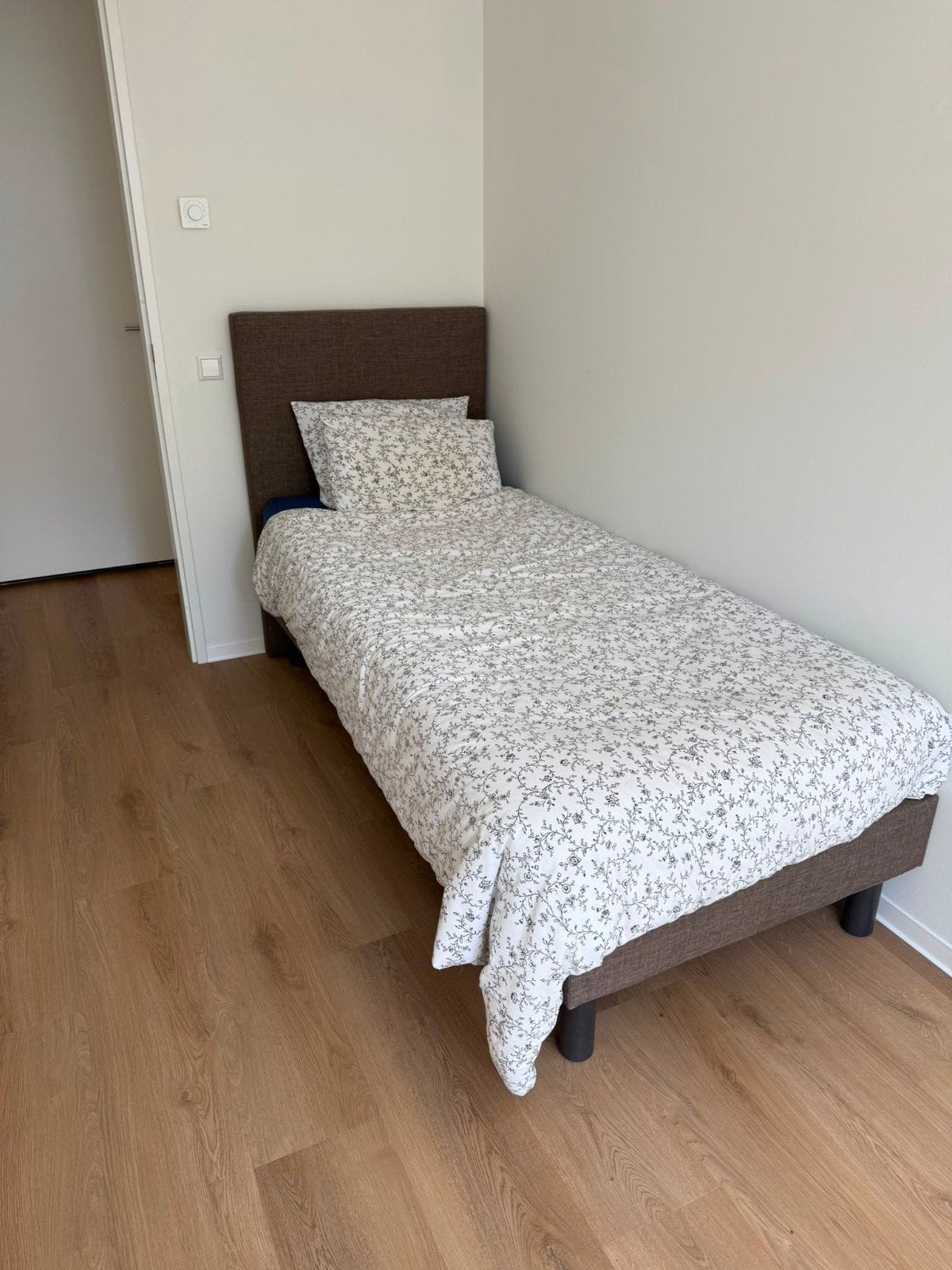 Door omstandigheden bij alles nieuw, Huis en Inrichting, Slaapkamer | Bedden, 90 cm, Eenpersoons, Ophalen of Verzenden, Zo goed als nieuw