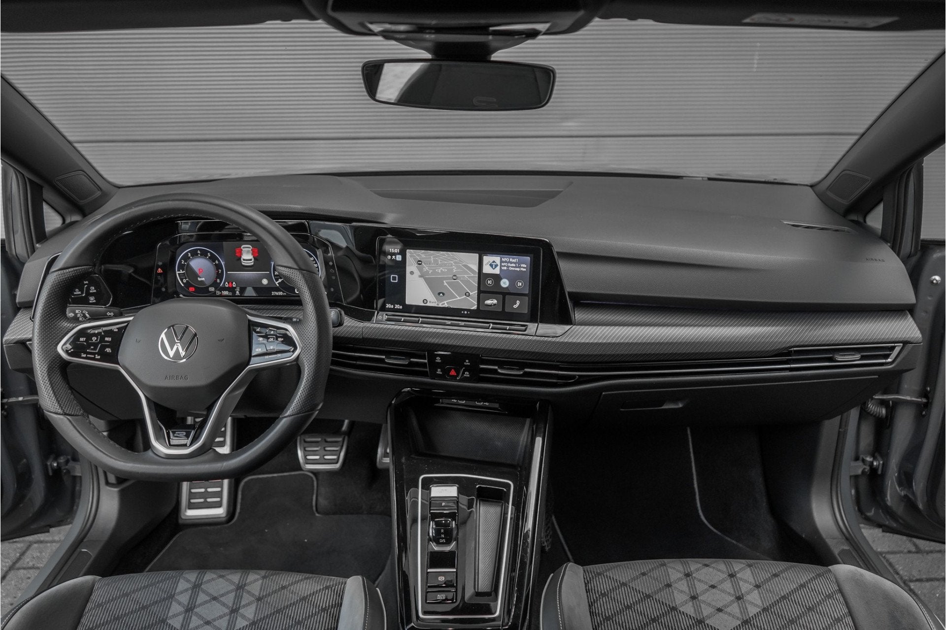 Volkswagen Golf 1.5 eTSI R-Line Camera Carplay Ambiente, Auto's, 12 maanden, 4 cilinders, Alcantara, Bedrijf