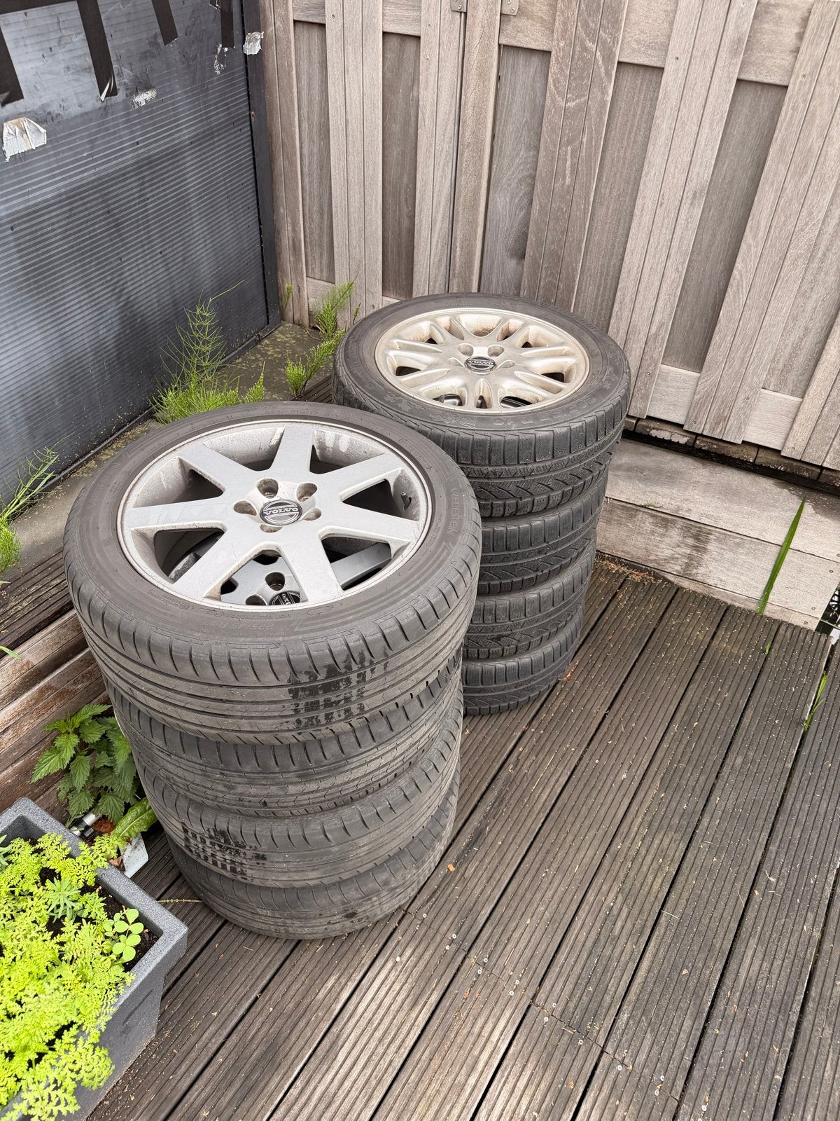 Volvo Velgen met Zomer- en Winterbanden - 16 en 17 inch, Auto-onderdelen, Banden en Velgen, Ophalen, Gebruikt, 16 inch, Banden en Velgen