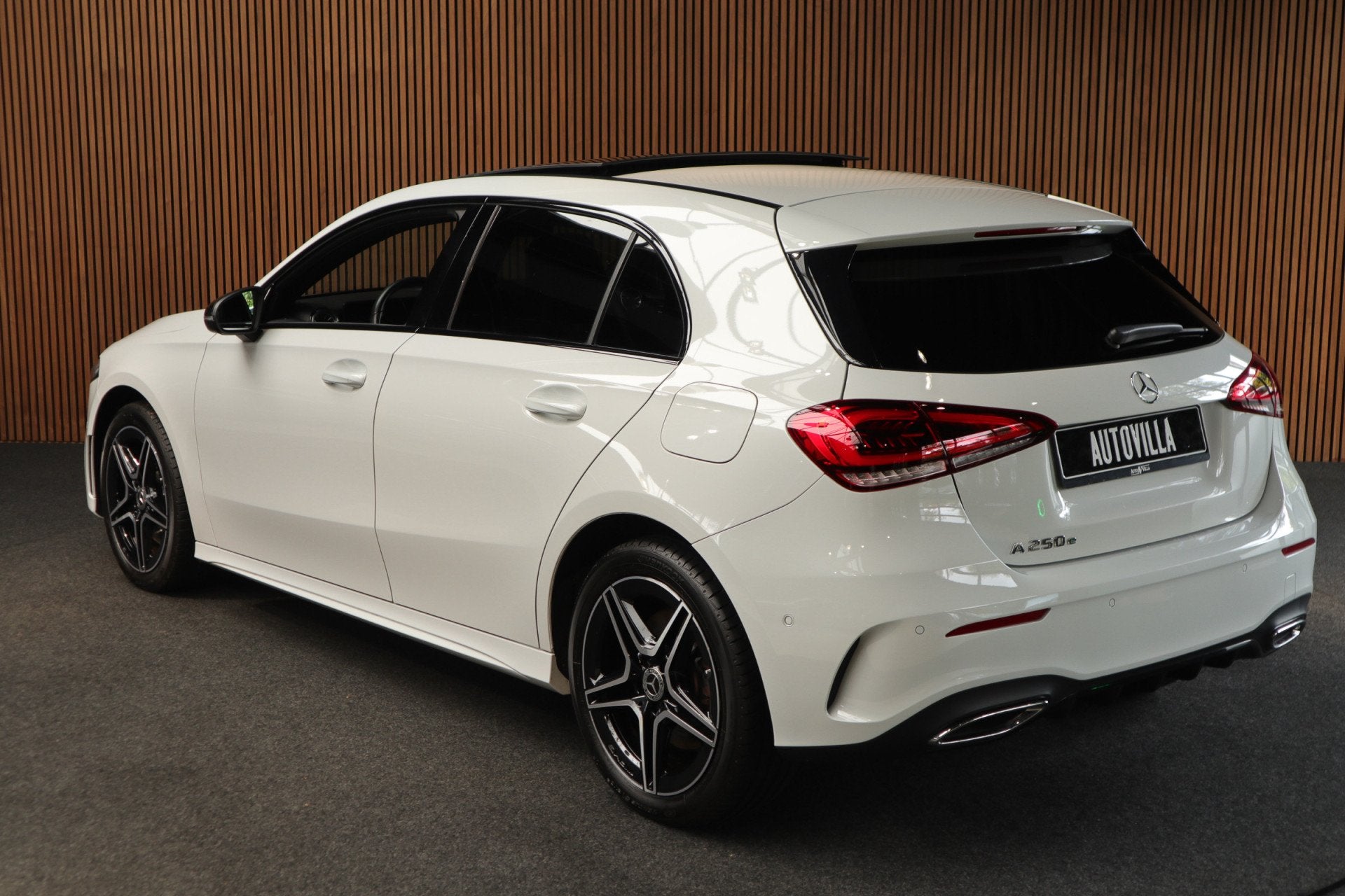 Mercedes-Benz A-Klasse 250e AMG Pano Leder Navi PTS Ambient, Auto's, Dealer onderhouden, Gebruikt, Zwart, 4 cilinders