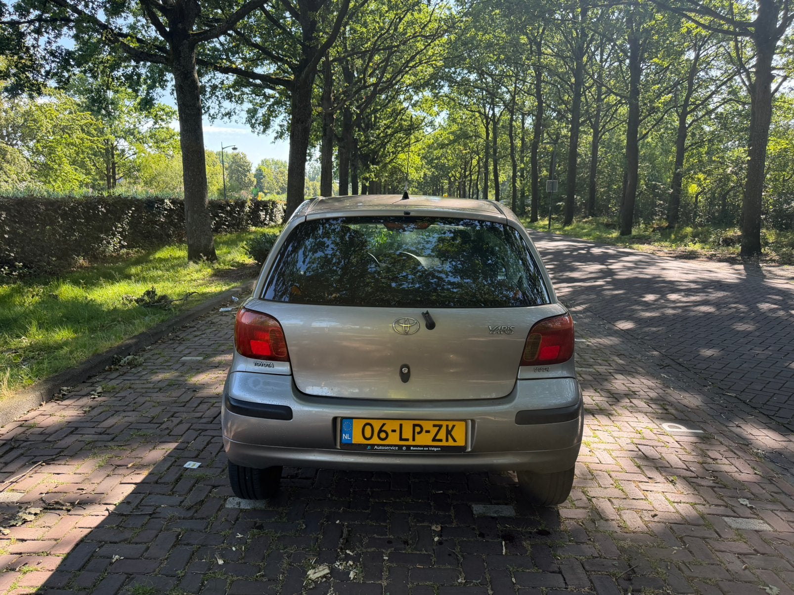 Toyota Yaris 1.0 16V Vvti 3DR Terra 2003 Grijs, Auto's, 4 cilinders, 400 kg, 855 kg, Origineel Nederlands