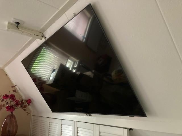 TV beugel Speciaal voor schuine gipsplaat wand. Kantelbaar., Ophalen, Gebruikt