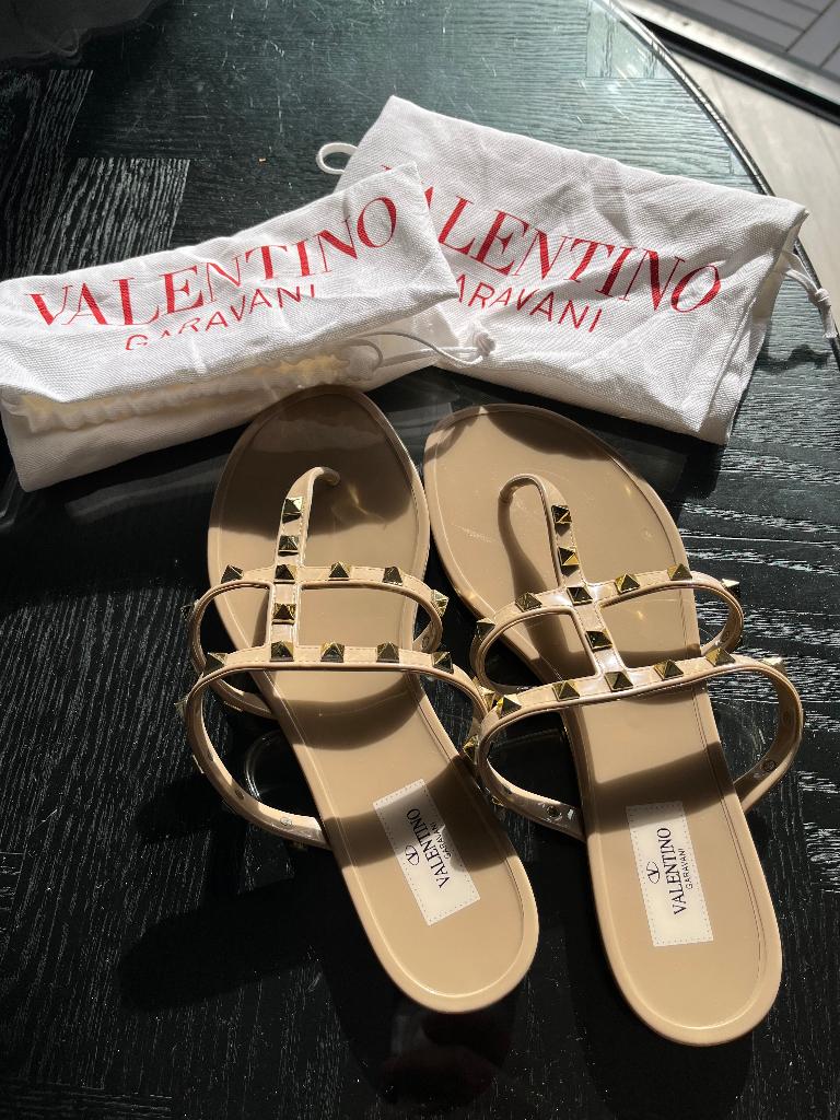 Valentino slides, Slippers, Beige, Ophalen of Verzenden, Zo goed als nieuw