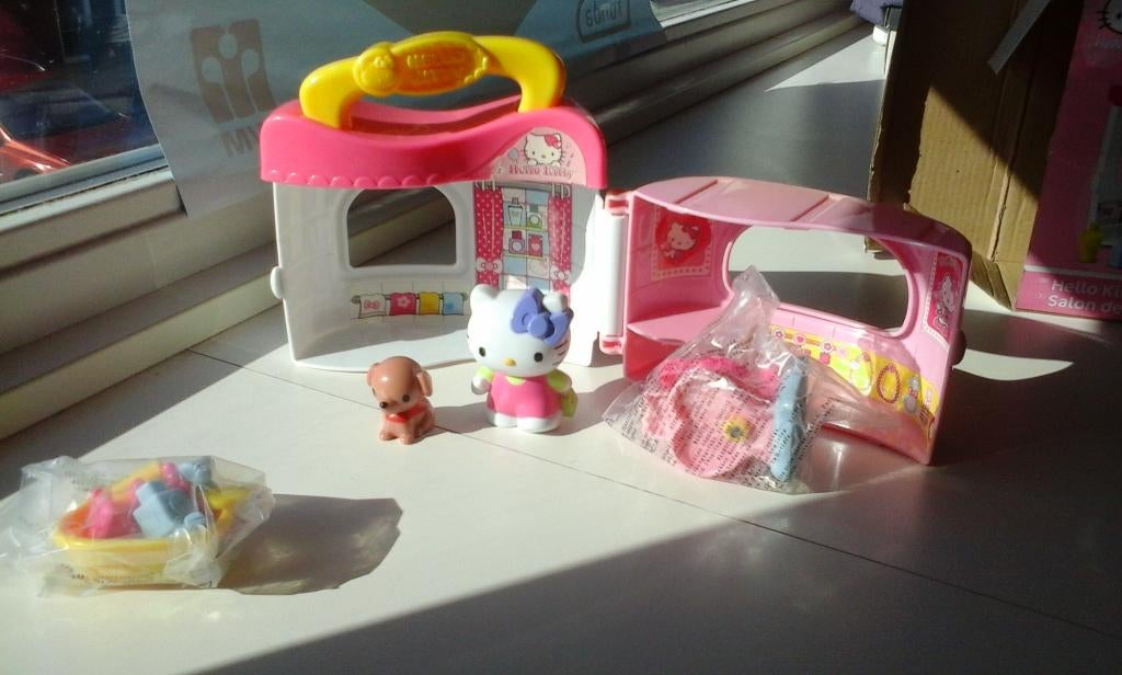 Hello Kitty poppetje in schattig koffertje - NIEUW, Ophalen, Nieuw, Poppenhuis