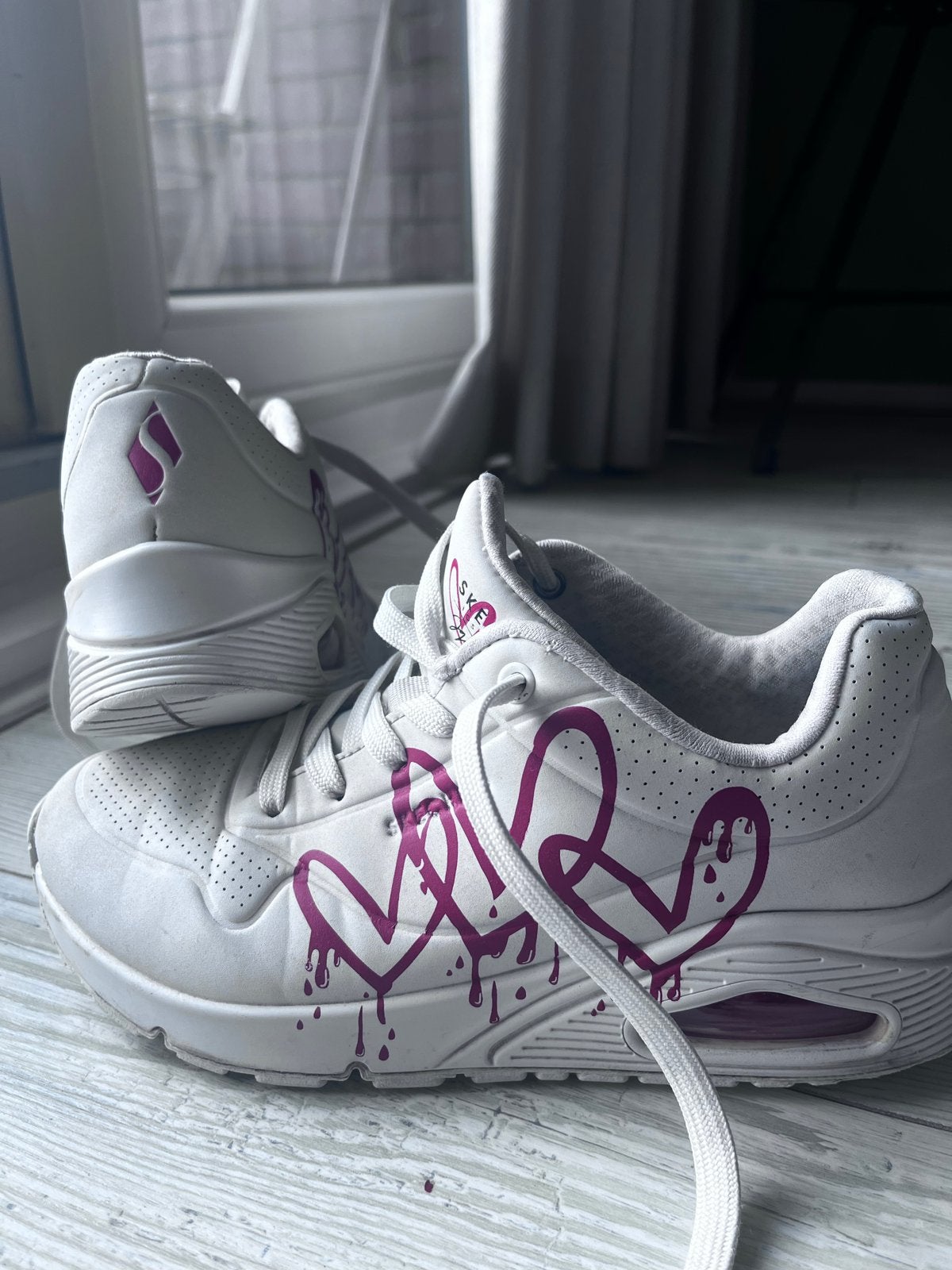Skechers sneakers wit met rode hartjes, Ophalen of Verzenden, Gedragen, Wit, Sneakers of Gympen