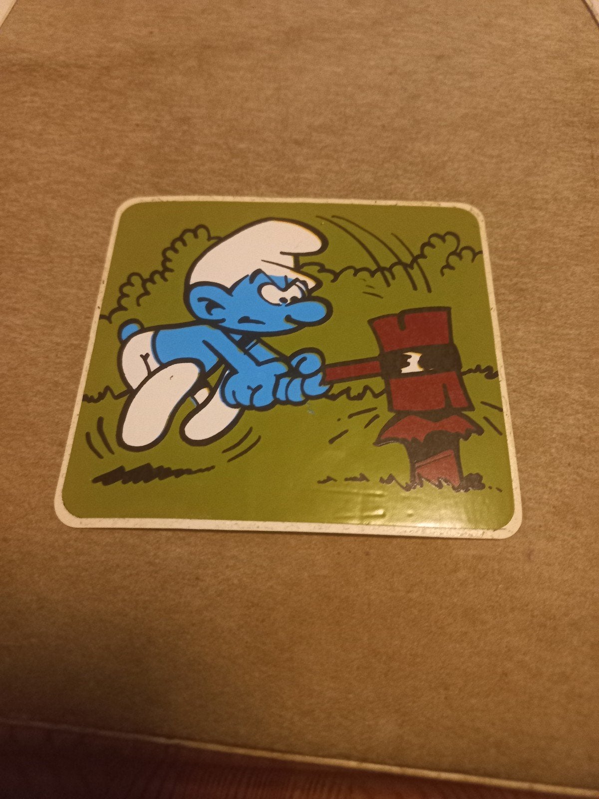 Vintage Smurfen sticker - Potige Smurf met hamer, Verzamelen, Smurfen, Ophalen of Verzenden, Gebruikt, Verschillende Smurfen