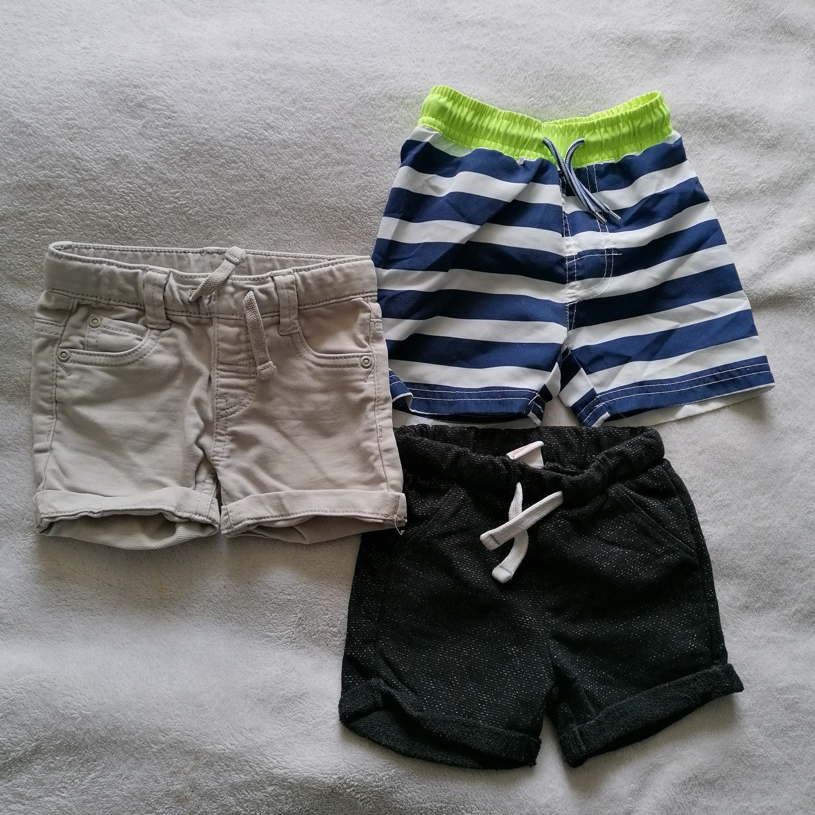 2 korte broek en een zwemshort mt 80, Kinderen en Baby's, Babykleding | Maat 86, Ophalen of Verzenden, Gebruikt, Jongetje of Meisje