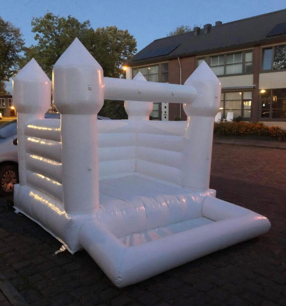 Wit springkasteel springkussen met ballenbak te huur, Ophalen, Zo goed als nieuw, Overige