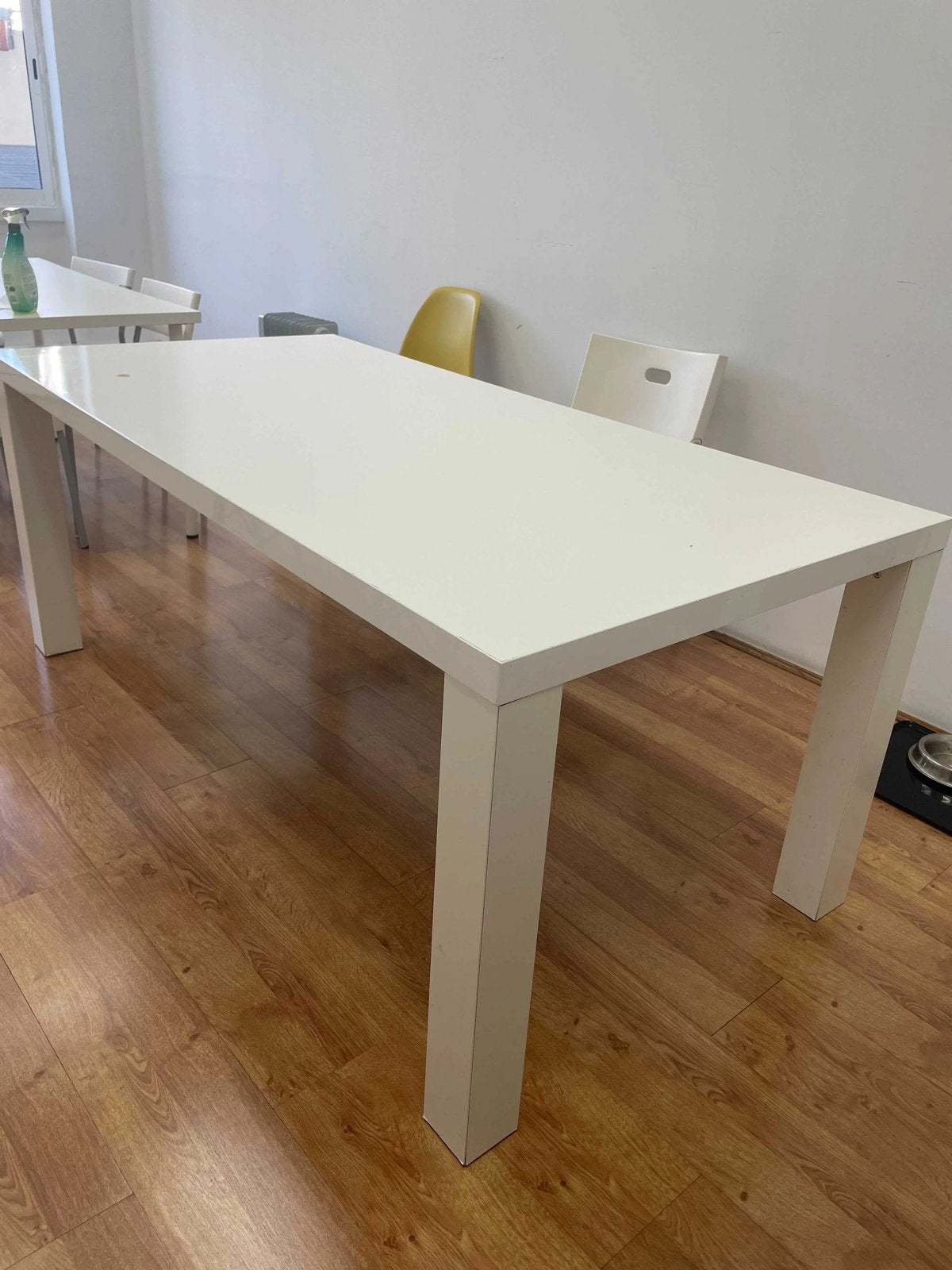 Gratis afhalen witte tafel, Gebruikt, 100 tot 150 cm, Vier personen, Rechthoekig