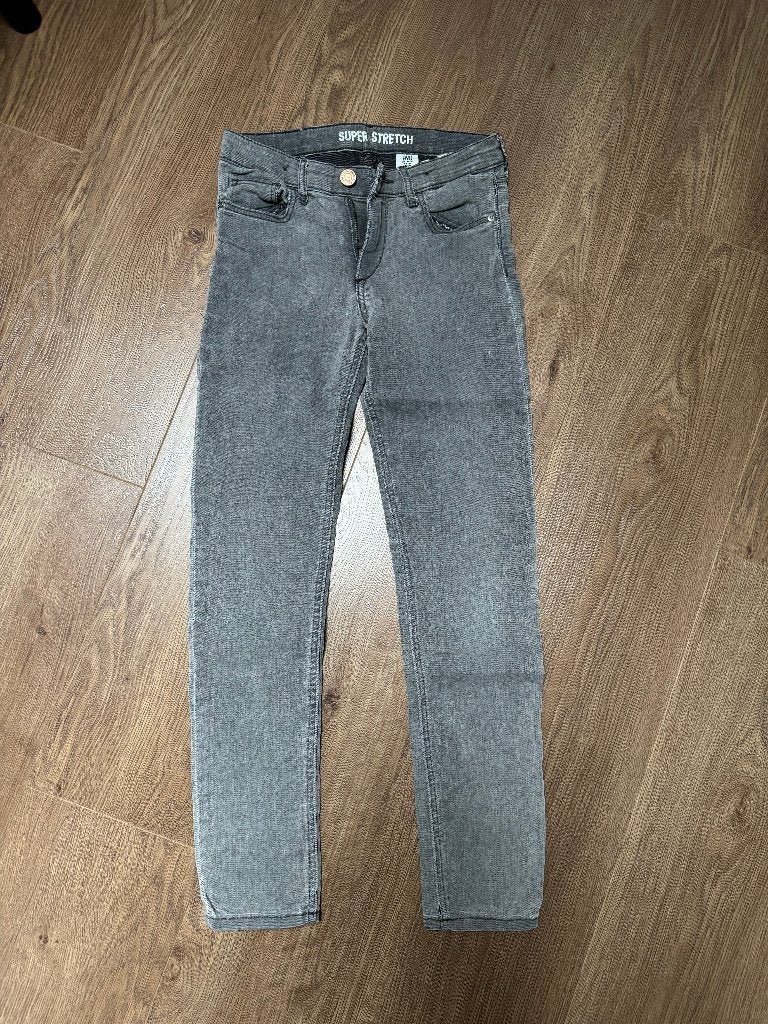 H&M Super Stretch grijze spijkerbroek maat 134, Broek, Meisje, H&M, Ophalen of Verzenden