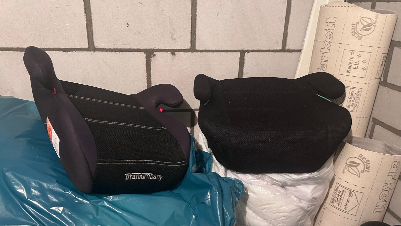 Twee autostoelverhogers - Titaniumbaby en onbekend merk, Overige merken, 15 t/m 36 kg, Ophalen of Verzenden, Gebruikt