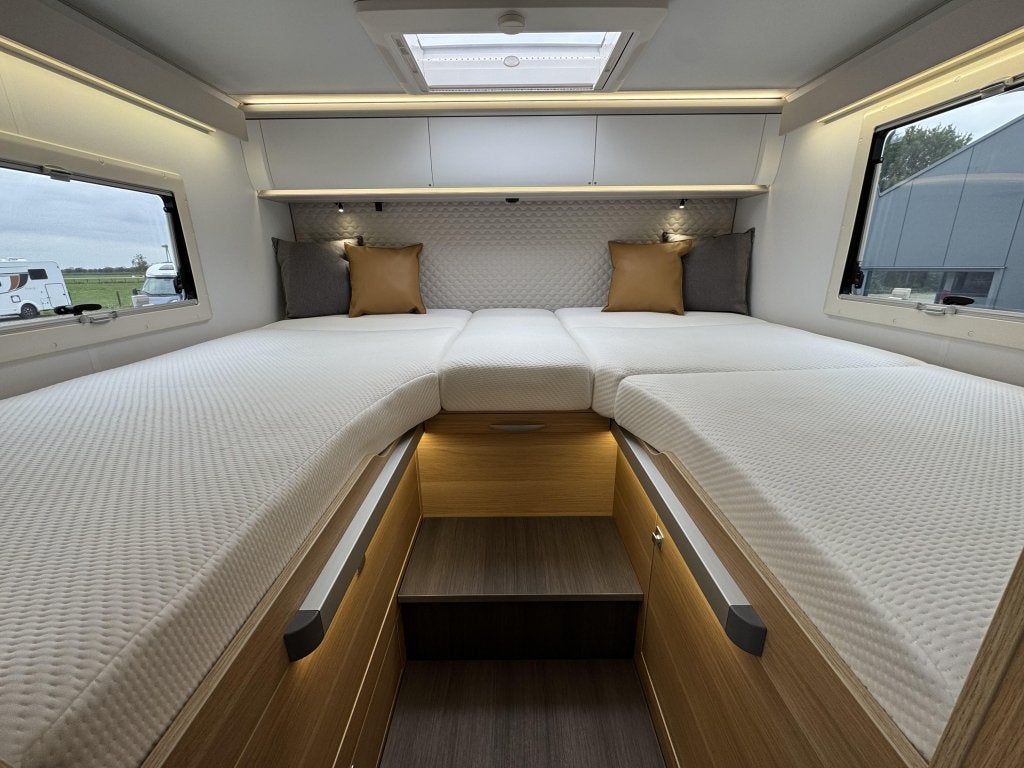 Foto 3 van Adria Matrix Plus 670 DL Automaat Lithium Airco Omvormer