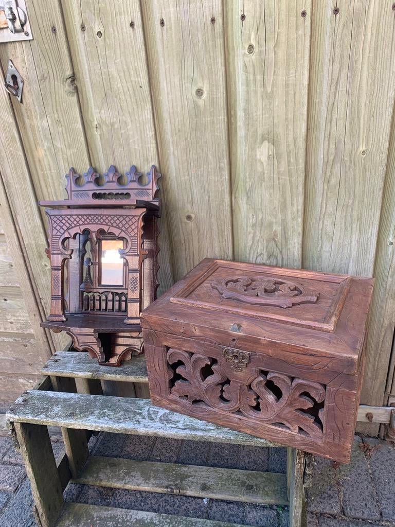 Volkskunst houten kistje en houten etagere, Antiek en Kunst, Verzenden