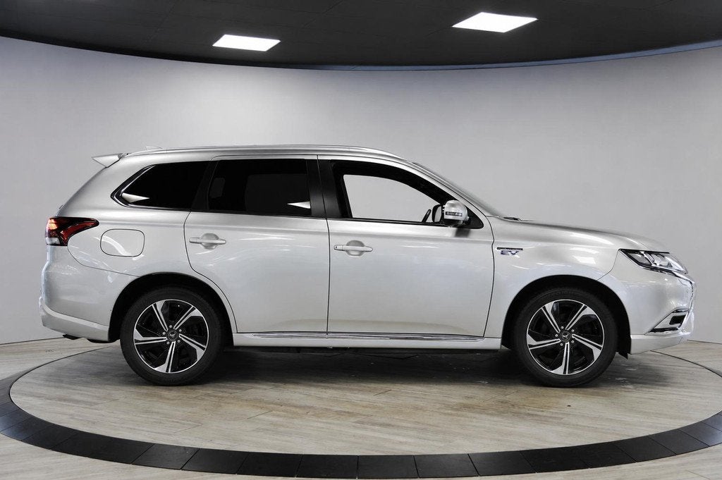 Mitsubishi Outlander 2.4 PHEV Instyle | Schuif- opendak | 36, Euro 6, 4 cilinders, 1865 kg, 120 €/maand