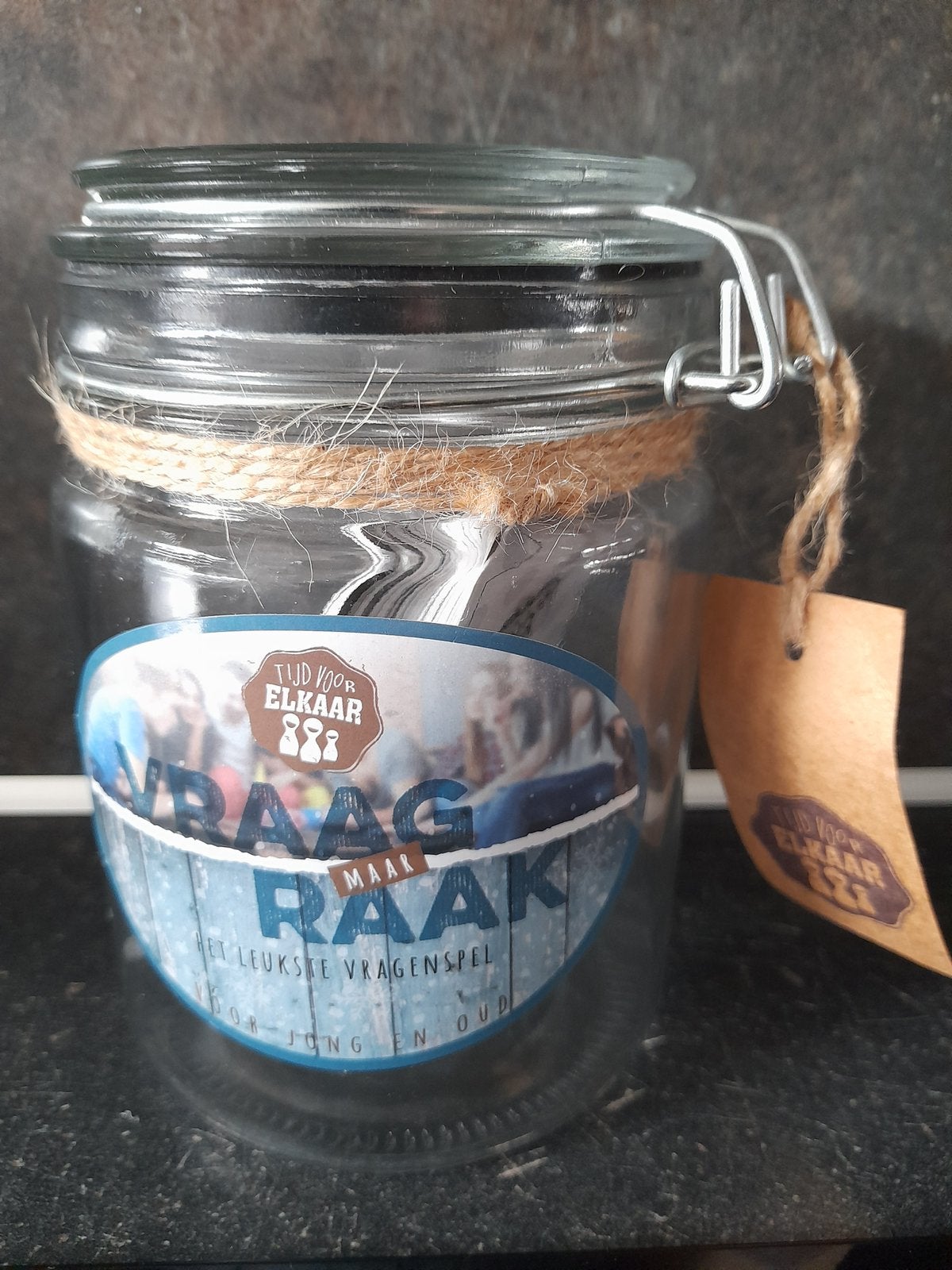 Leuk vragenspel 'Vraag Maar Raak' in een pot., Vijf spelers of meer, Ophalen of Verzenden, Zo goed als nieuw