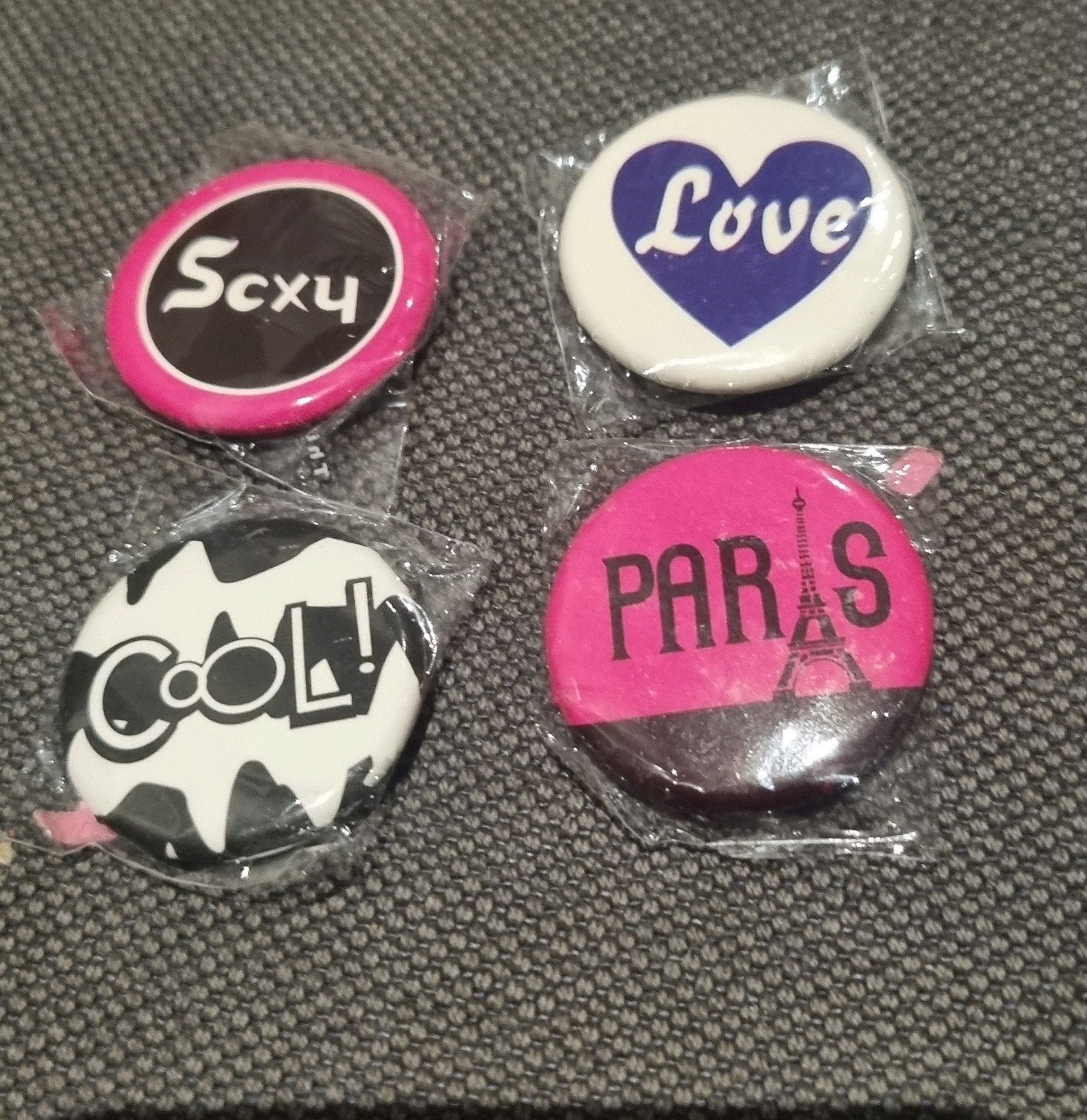 Buttons, set van 4. Nieuw. Parijs. Love, sexy, cool, Verzamelen, Speldjes, Pins en Buttons, Verzenden, Nieuw, Overige onderwerpen