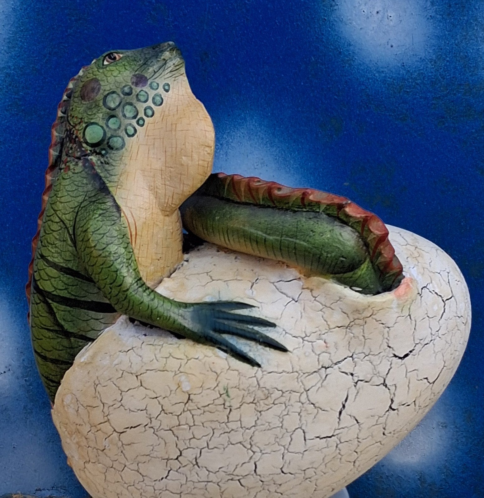 Lizard crowls out the egg.  14/15 cm.  Sign., Verzamelen, Dierenverzamelingen, Ophalen, Zo goed als nieuw, Reptiel of Amfibie