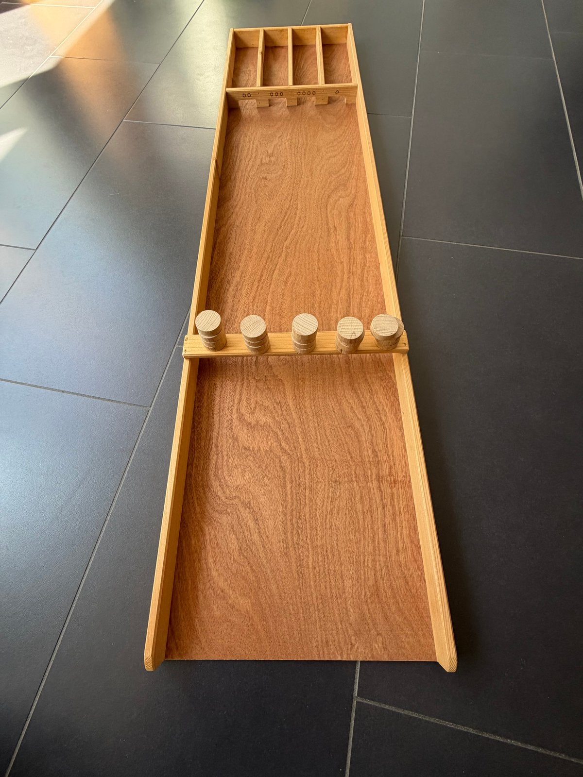 Kinder sjoelbak met schijven. Afmeting ca. 118x28 cm, Een of twee spelers, Ophalen, Zo goed als nieuw