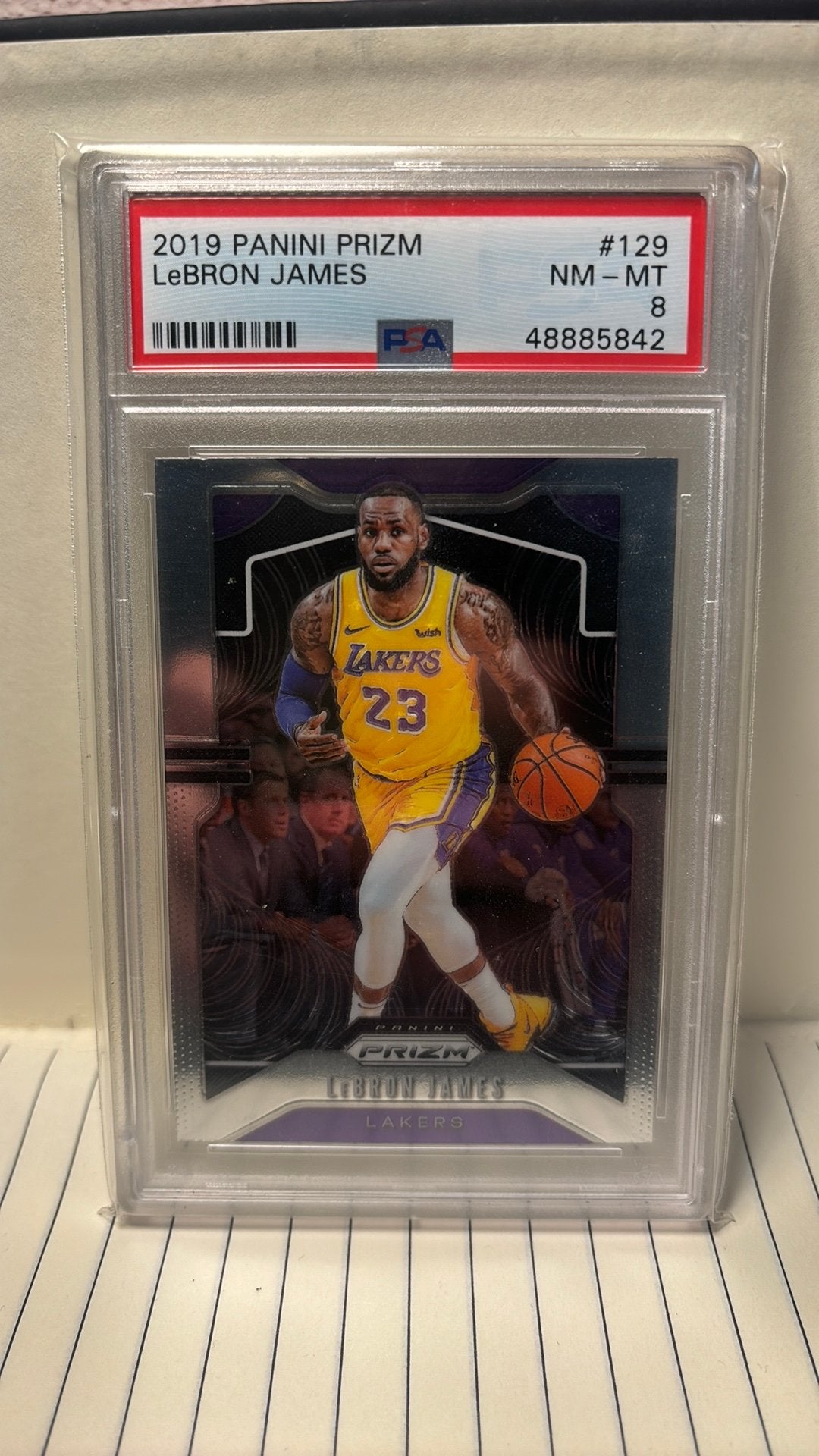 2019 Panini Prizm Lebron James #129 psa 8, Hobby en Vrije tijd, Stickers en Plaatjes, Nieuw, Ophalen of Verzenden